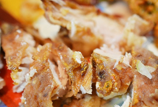 1. Этап. Огуречный сэндвич от повара: Затем разберите на мелкие кусочки.