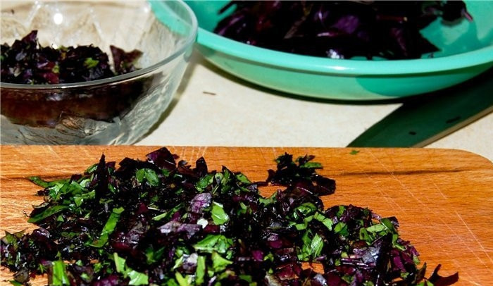 1. Этап. Суп из телячьего хвоста: Мелко рубим наш базилик.