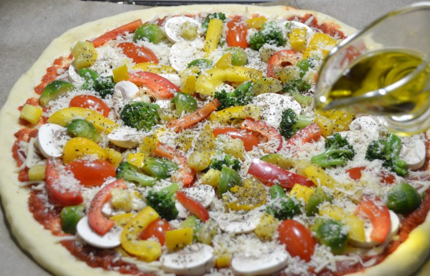 1. Этап. Пицца Примавера: Сбрызните оливковым маслом и отправьте в разогретую духовку.