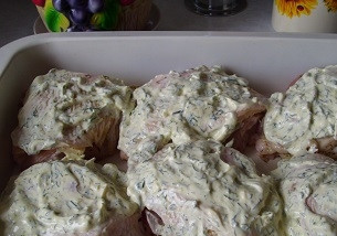 1. Этап. Куриные бедра в духовке с сыром: Форму, в которой будем запекать курицу, смазываем маслом и выкладываем все кусочки курицы с сыром. Покрываем майонезной смесью.