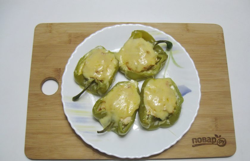 1. Этап. Перцы фаршированные курицей в духовке: После посыпьте тертым сыром и держите в духовке еще 5 минут до его расплавления.