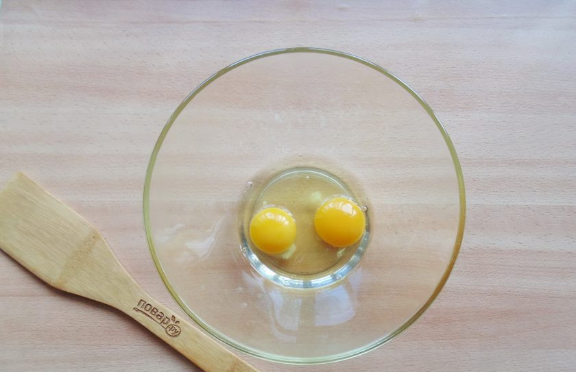 1. Этап. Простой ягодный пирог: В миску разбейте яйца.