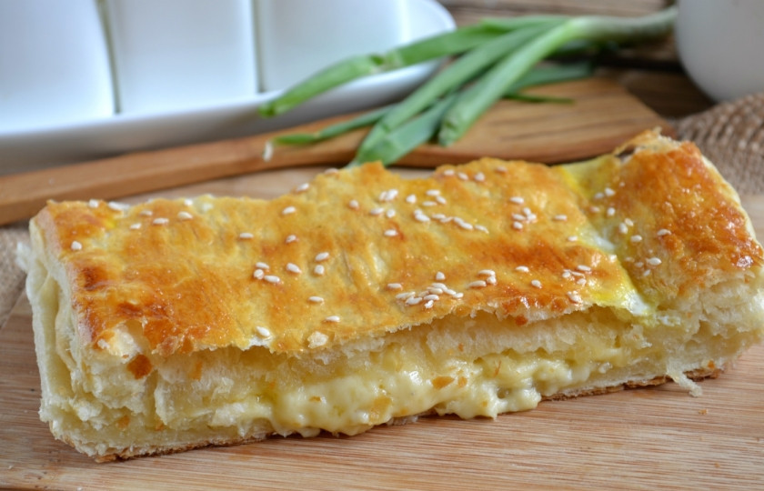 1. Этап. Пирог из слоеного теста с сыром: Готовому пирогу дайте немного остыть, тогда он будет хорошо резаться и не будет крошиться.