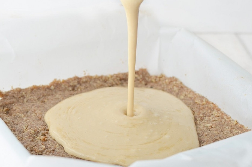 1. Этап. Творожный торт с орехами: 2. Теперь в блендере до однородност исмешаем творо и сгущенку, эту смесь выливаем в форму, добавив крахмал. Теперь пусть стоит в холодильнике. пока верхняя часть не схватится.