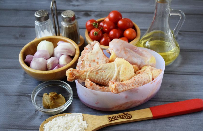 1. Этап. Жареная курица с луком-шалот и помидорами: 1. Подготовьте все необходимые ингредиенты. В томатный сок добавьте сахар и соль. Куриные бедра, голени и крылья залейте томатным маринадом на несколько часов, можно на ночь.