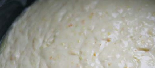 1. Этап. Апельсиновый пирог в мультиварке: Положите тесто, в предварительно промазанную сливочным маслом, чашу мультиварки. Выставляем режим 