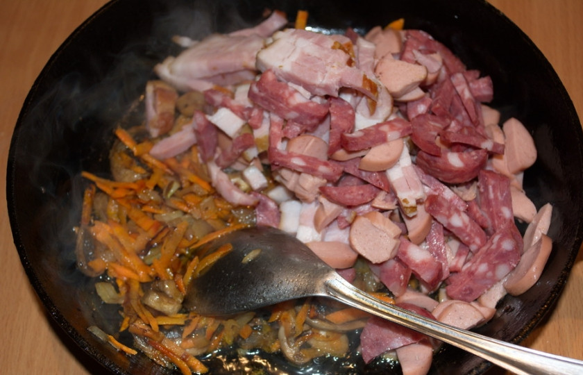 1. Этап. Мясо по-староуральски: Добавить копчености. Помешивая, обжарьте все вместе.
