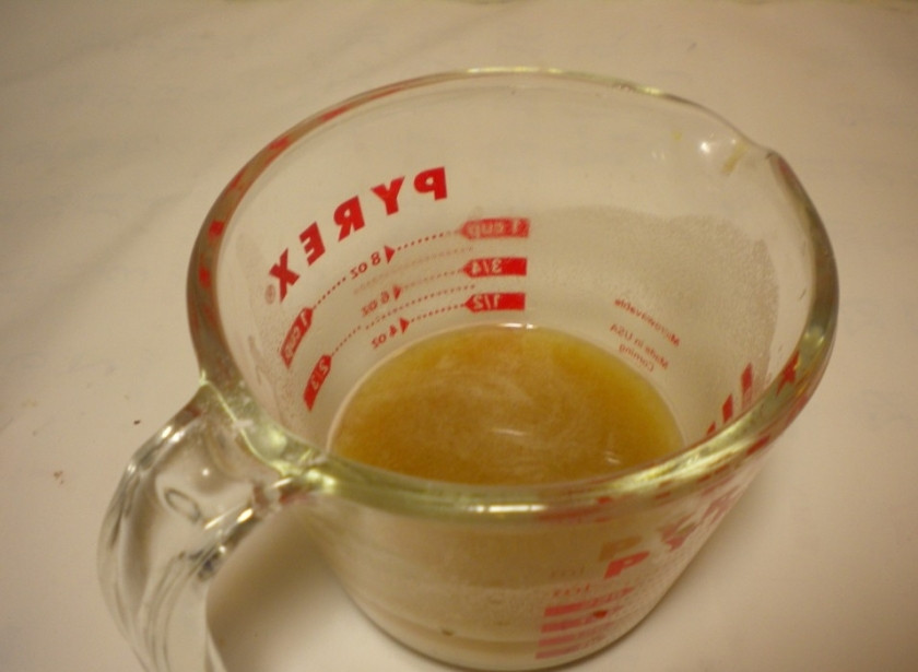 1. Этап. Каша из тыквы на воде: Для заправки: смешайте 1,5 столовой ложки коричневого сахара (желательно) с рисовой мукой, добавьте щепотку соли. Перемешайте.