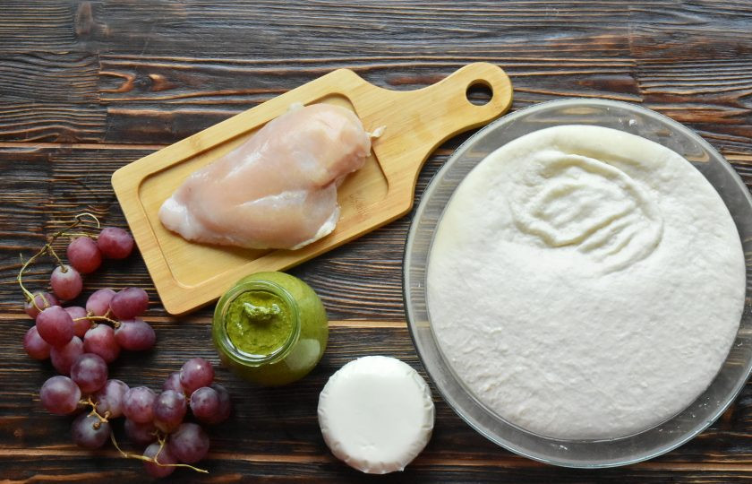 1. Этап. Пицца с курицей и соусом песто: Подготовьте продукты для приготовления пиццы. Для приготовления пиццы подойдет любое дрожжевое тесто. Вы можете приготовить его самостоятельно воспользовавшись понравившимся рецептом на сайте. Соус песто также можно использовать готовый, купленный в супермаркете или приготовить его самостоятельно.