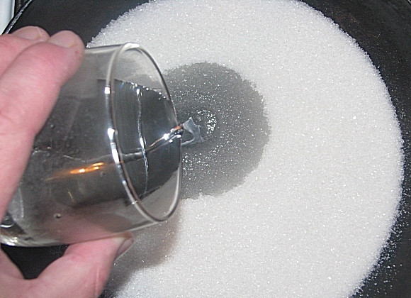 1. Этап. Настойка на самогоне: 2. В сотейник насыпаем сахар и наливаем воду, ставим на огонь.