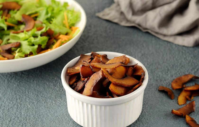 1. Этап. Кокосовый бекон: Остудите кокос в течение 10-15 минут на противне. После остывания он станет более хрустящим. Кокосовый бекон готов, приятного аппетита!