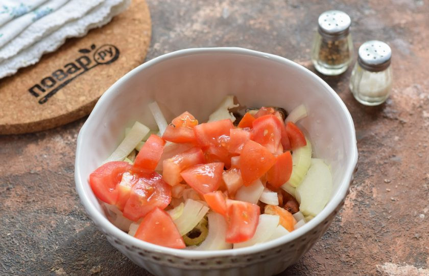 1. Этап. Салат с фасолью и морепродуктами: Помидор ополосните и просушите, нарежьте мелко и добавьте к остальным ингредиентам.