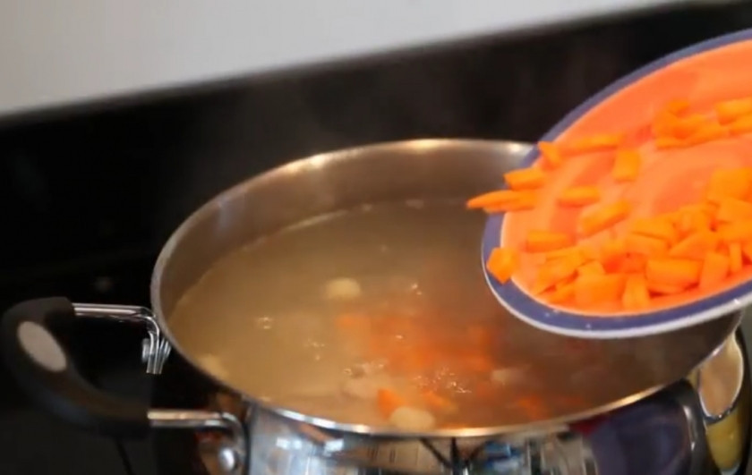 1. Этап. Борщ классический домашний: 3. Далее добавьте морковь и варите еще 10 минут. Добавьте капусту.