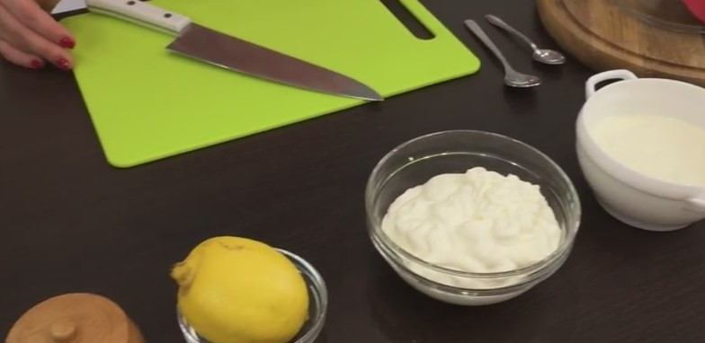 1. Этап. Сыр Филадельфия (легкий и вкусный рецепт): 1. Для приготовления сыра нам нужны всего лишь 4 продукта: жирная сметана, классический йогурт без ароматизаторов, соль, и лимонный сок.