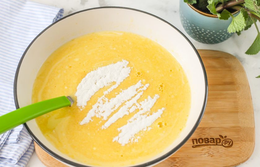 1. Этап. Пряники на жжёном сахаре: Перемешайте горячий жир с желтками и влейте туда же слегка остывший сироп. Если будете вливать сироп в остывшее топленое масло — он карамелизируется и вы получите конфеты. Как только вмешаете сироп, всыпьте разрыхлитель.