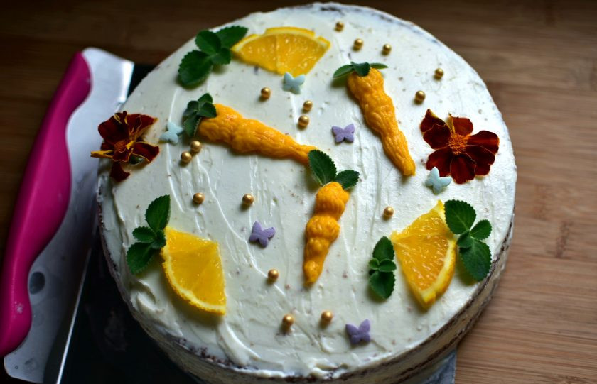 1. Этап. Морковный торт с ароматом апельсина: Покройте кремом верх торта и его бока. Разровняйте и украсьте торт по вашему умению и фантазии. Вынесите на холод хотя бы на час для пропитки.