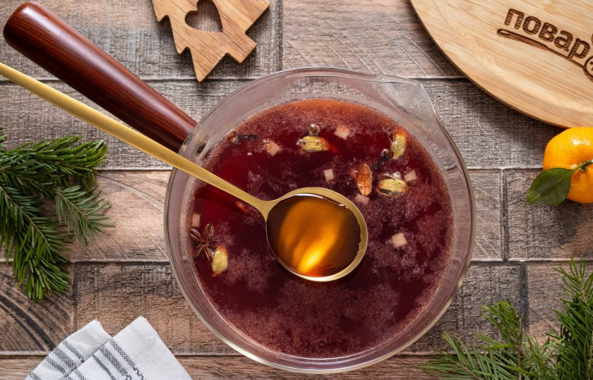 1. Этап. Глинтвейн новогодний: Добавьте мед. Размешайте до растворения меда.