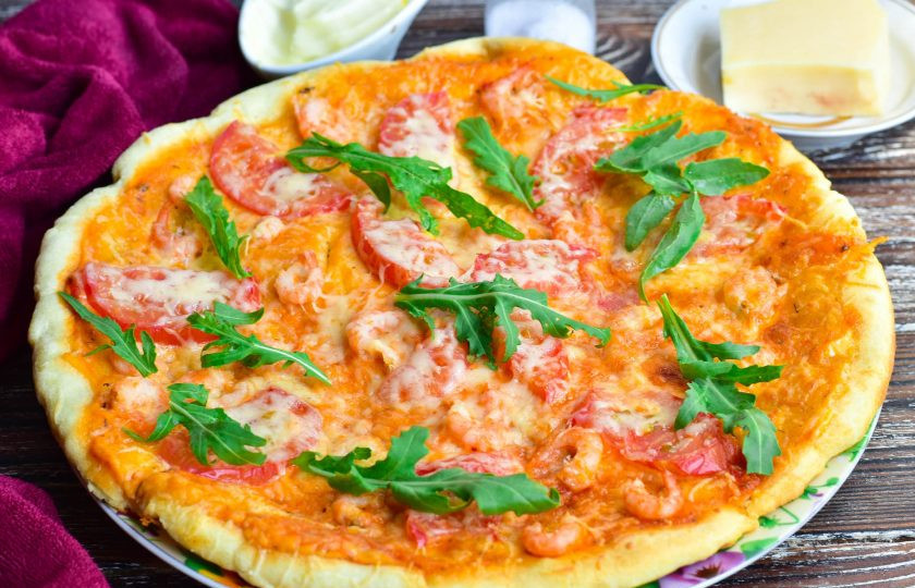 1. Этап. Пицца с креветками и рукколой: На готовую пиццу с креветками выложите рукколу и подайте к столу.