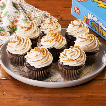 Marshmallow Fruity Pebbles Pot Of Gold Cupcakes
