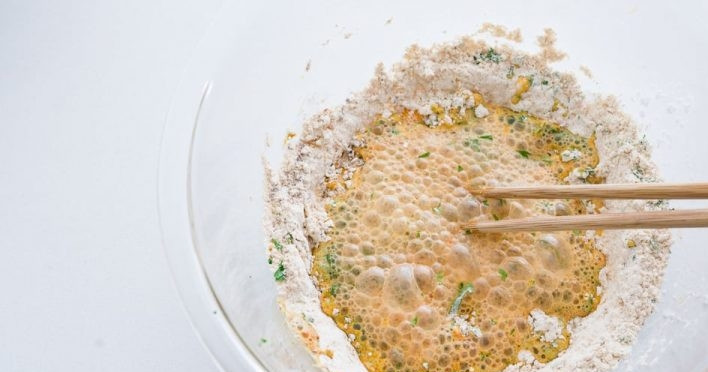 1. Этап. Вкусная цветная капуста во фритюре: 1. В миску добавьте муку, крахмал, 1 столовую ложку гарам масала, куркуму, хлопья чили, черный перец, измельченную кинзу. Влейте газированную воду, соевый соус, пасту чили. Хорошенько перемешайте все.