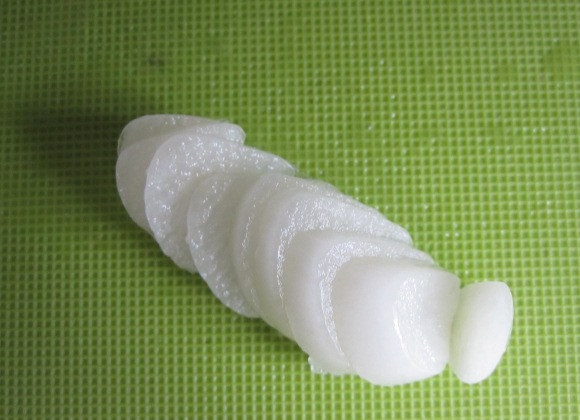 1. Этап. Огурчики Пальчики на зиму: Порежьте тонкими пластинками. И тоже отправьте к огурцам.