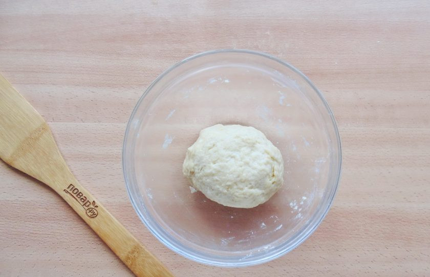 1. Этап. Вишневый коблер: Замесите эластичное, нежное тесто. Отправьте в холод на 20 минут.