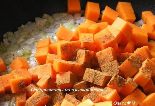 1. Этап. Тыквенный суп с апельсиновым соком: Добавьте тыкву, нарезанную кубиками, всыпьте корицу и мускатный орех, немного обжарьте.