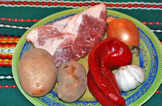 1. Этап. Перкельт из свинины: 1. Для начала пару слов об ингредиентах. Лучше всего использовать свиную вырезку или заднюю часть. Картофель можно приготовить отдельно и подать к перкельту. Количество остальных ингредиентов зависит от ваших вкусовых пристрастий.