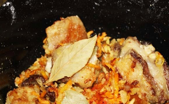 1. Этап. Гара чорба: После этого всыпьте муку, лавровый лист, соль, помидоры и перец. Всё перемешайте.