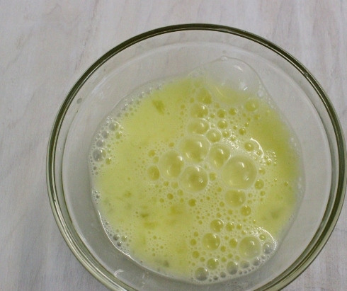 1. Этап. Куриное филе в сухарях: В отдельной миске взбейте яйца, затем в эту же миску поместите нарезанные кусочки курицы.