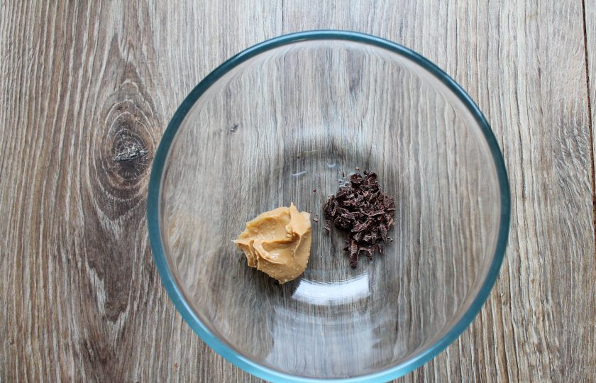 1. Этап. Кофе Сникерс: В чашу выложите арахисовую пасту и шоколад.