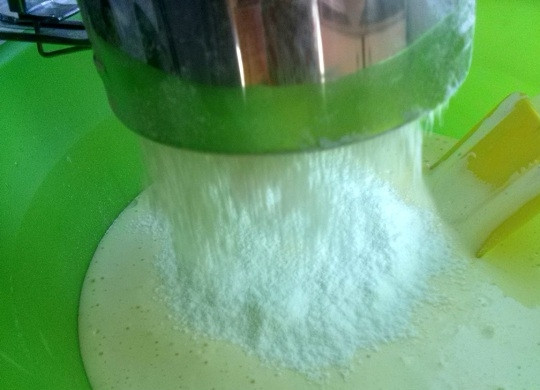 1. Этап. Кексы в силиконовых формочках: Просеянную муку добавляйте частями, аккуратно перемешайте её с помощью спатулы методом складывания снизу вверх.