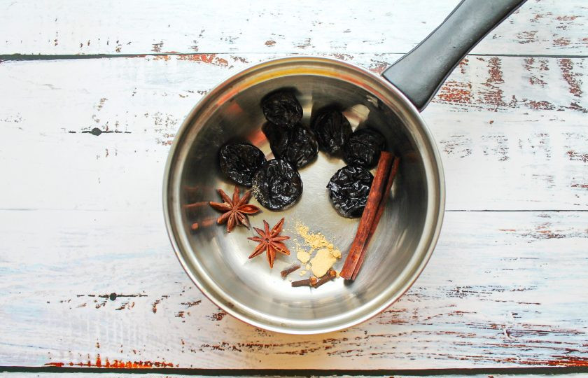 1. Этап. Гжанец: В кастрюлю выложите вымытый чернослив, бадьян, гвоздику, молотый имбирь и палочку корицы.