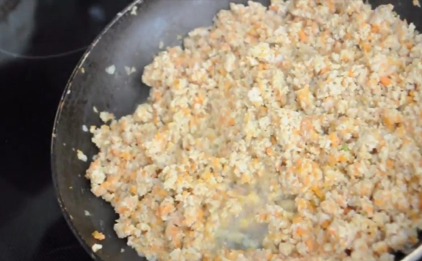 1. Этап. Пирог Крокодил: 3. Подготовьте начинку. Для этого пропустите через мясорубку лук и морковь, хорошо перемешайте с фаршем. Посолите и поперчите его, добавьте специи по вкусу. Обжарьте фарш на среднем огне до готовности, после чего влейте немного кипятка и тушите еще 10 минут. Фарш должен получиться рассыпчатым.