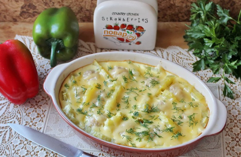 1. Этап. Запеканка с тефтелями: Подавайте запеканку к столу в теплом виде.