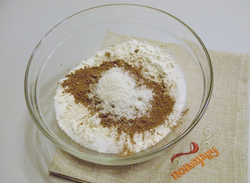 1. Этап. Постные маффины: 2. Смешайте все сыпучие ингредиенты: муку, какао, сахар и рыхлитель.