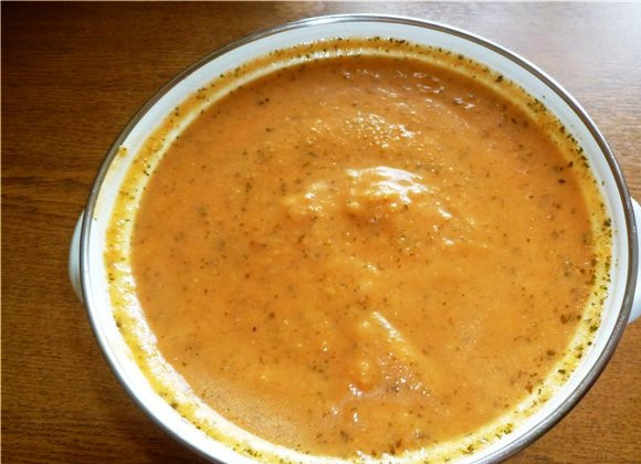 1. Этап. Суп-пюре с мясом: И превратите в пюре с помощью блендера. Разбавьте суп бульоном, в котором варилась говядина, до нужной густоты. При подаче добавляйте в каждую порцию кусочек говядины и несколько листиков базилика.