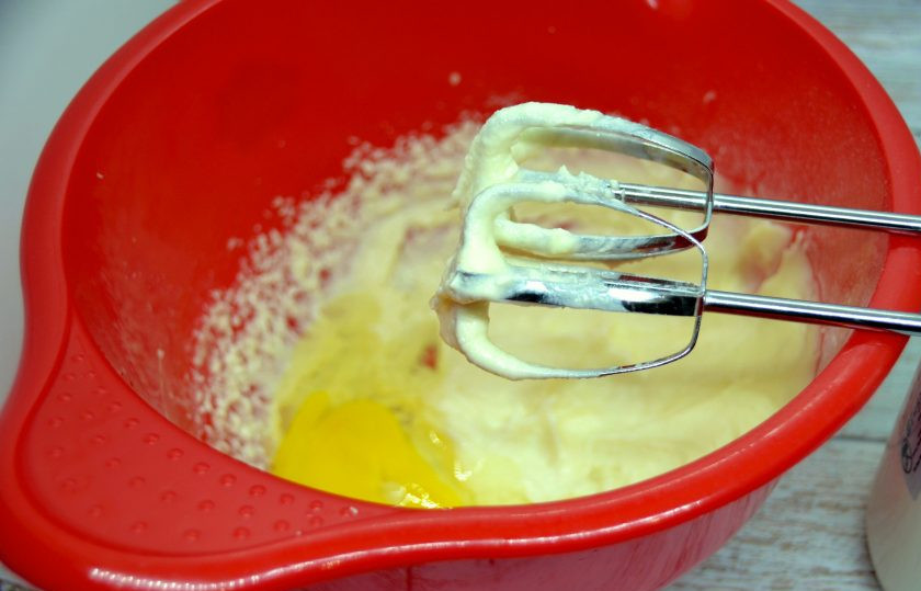 1. Этап. Московские хлебцы: Не прекращая взбивать, добавьте по одному три яйца, взбивайте 10 минут.