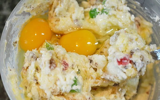 1. Этап. Традиционный рождественский штоллен: Добавьте 2 ст.л. лимонного джема и яйца.