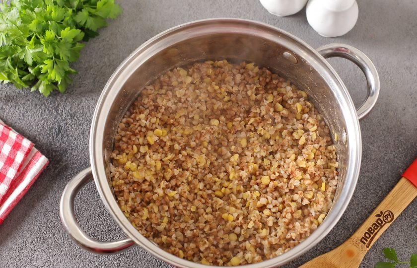 1. Этап. Гречневая каша с горохом: Готовую кашу снимите с огня.