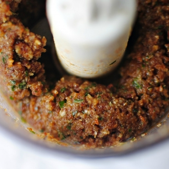 1. Этап. Паста с сушеными помидорами: Измельчаем до такой консистенции, как на фото.