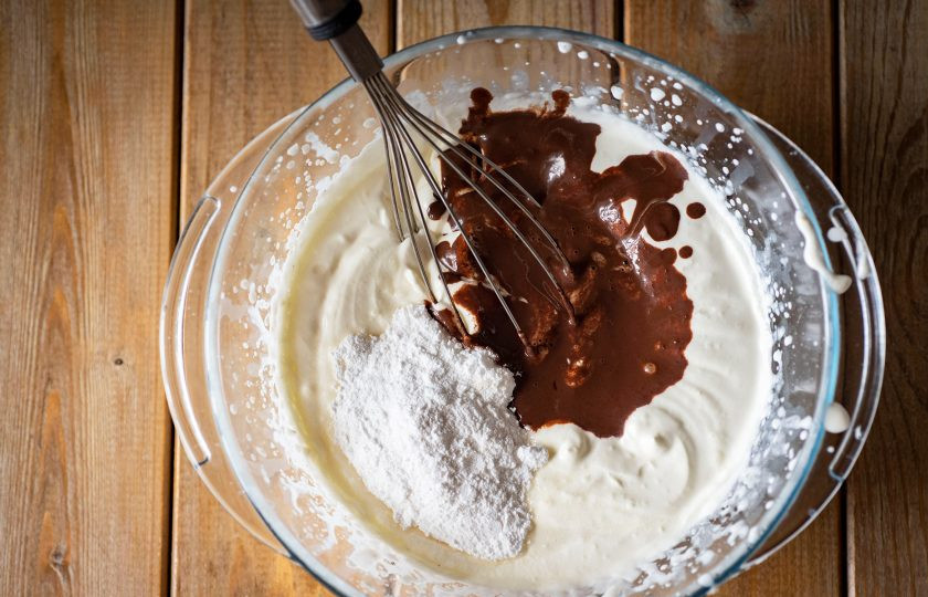 1. Этап. Шоколадный пломбир: Ко взбитым сливкам залейте шоколадную смесь.