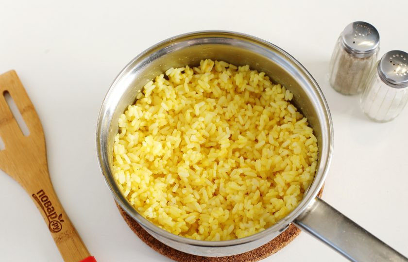 1. Этап. Кальмары по-гречески: Рис отварите почти до готовности, посолите, добавьте куркуму и перемешайте.