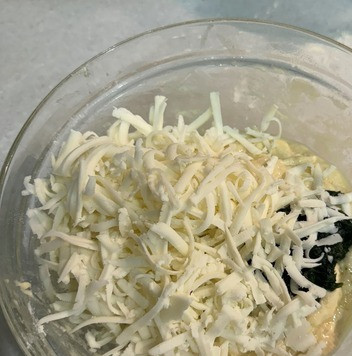 1. Этап. Закусочные сырные кексы: Добавить сыр, натертый на крупной терке