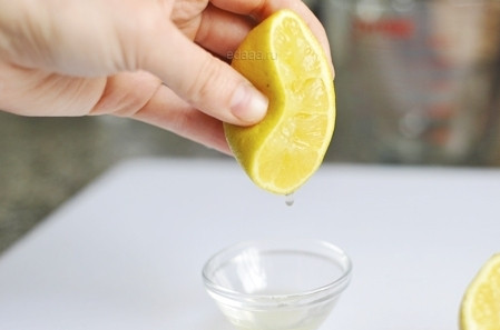 1. Этап. Салат по-тайски: Выдавить сок из половинки лимона.