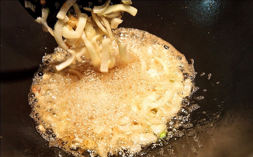 1. Этап. Ферганский плов: 4. Лук должен буквально вариться в масле, при этом необходимо следить, чтобы он не сгорел.