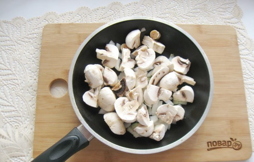 1. Этап. Тыква с грибами: Грибы очистите, помойте и нарежьте на несколько частей, но не очень мелко. Добавьте в сковороду к луку.