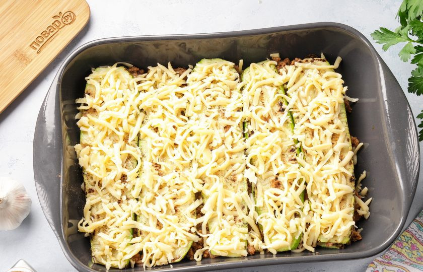 1. Этап. Кето-лазанья с кабачком: Сверху посыпьте сыром и запекайте при температуре 200 градусов около 30 минут.