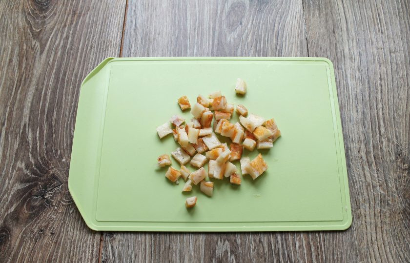 1. Этап. Салат с жареным сыром и свеклой: Остывший сыр порежьте на кубики. Разложите салат из свеклы по тарелкам, добавьте обжаренный сыр, укроп и подавайте к столу.