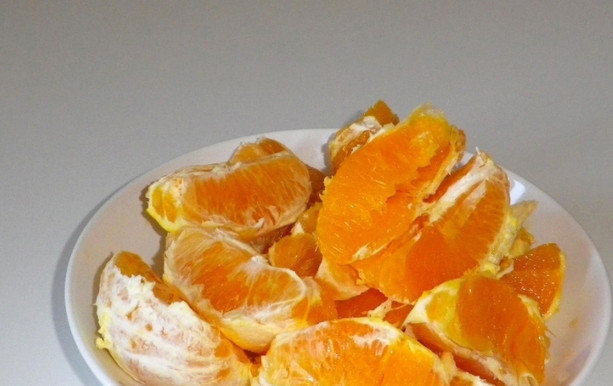 1. Этап. Желе из апельсинового сока: Апельсины чистим и разделяем на отдельные дольки.